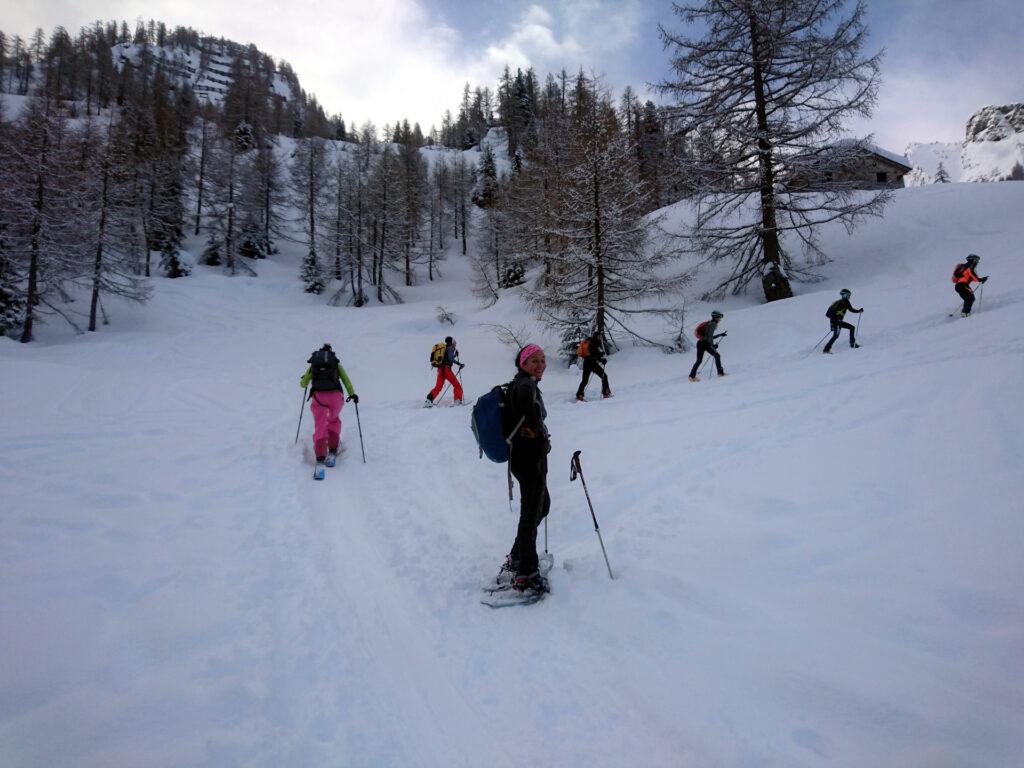 Erica sale con le ciaspe, ma non può reggere il ritmo degli sciatori. Piccola pausa per lasciar passare un gruppo di skialpers