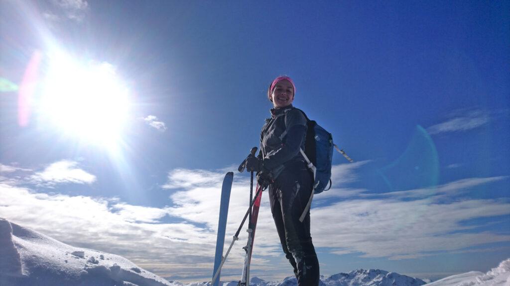 Erica sorridente una volta giunta al colletto sotto la cima. L'ultimo ripido tratto è una bella sfida con le ciaspole ai piedi