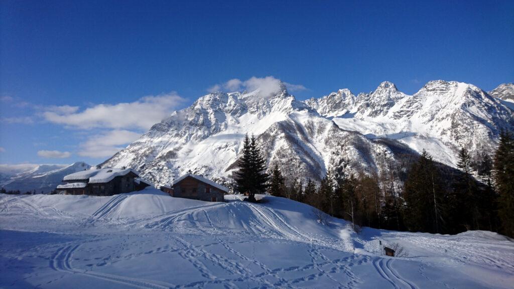 Le baite della località I Barchi col Disgrazia sullo sfondo