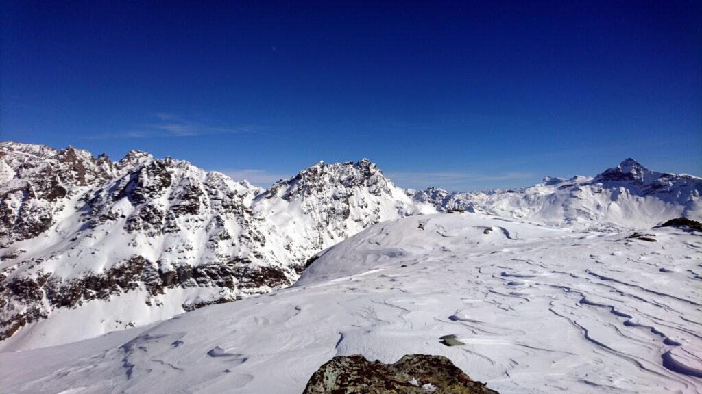 Queste potrebbero essere il Sasso Moro e il Monte delle Forbici. Più a destra il Pizzo Scalino