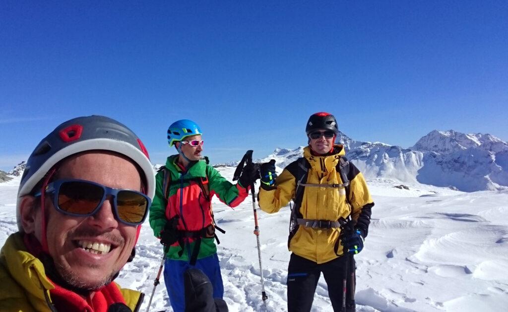 Selfie di vetta del gruppo pronto alla discesa