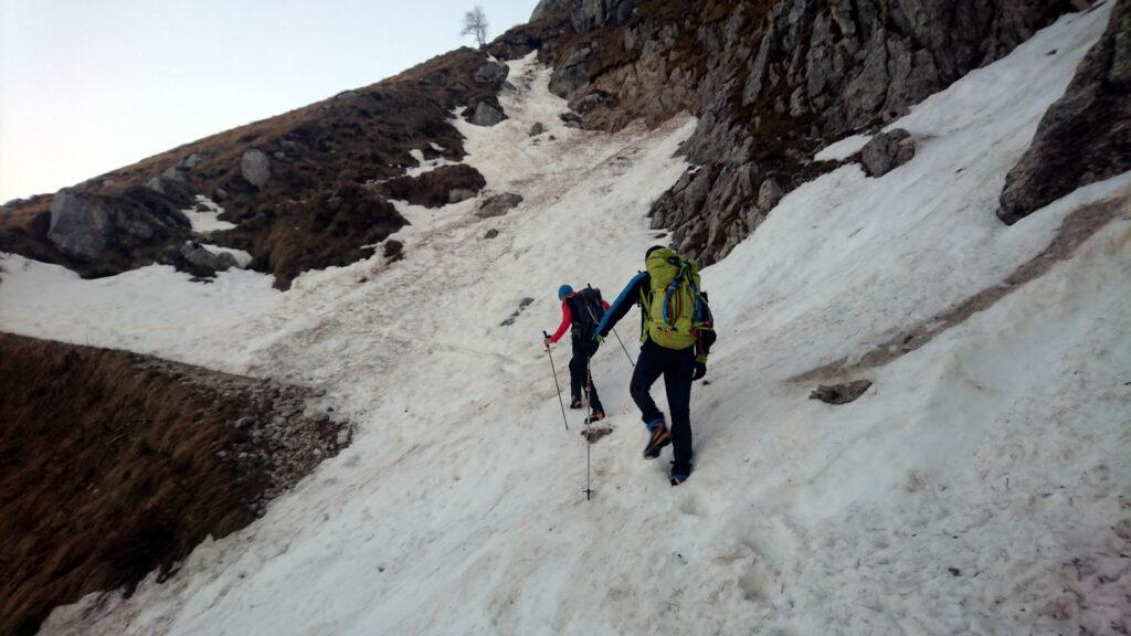 Salendo lungo la direttissima c'è qualche traversino innevato