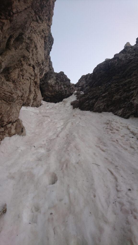 Sopra di noi la rimontina rocciosa che blocca il passo