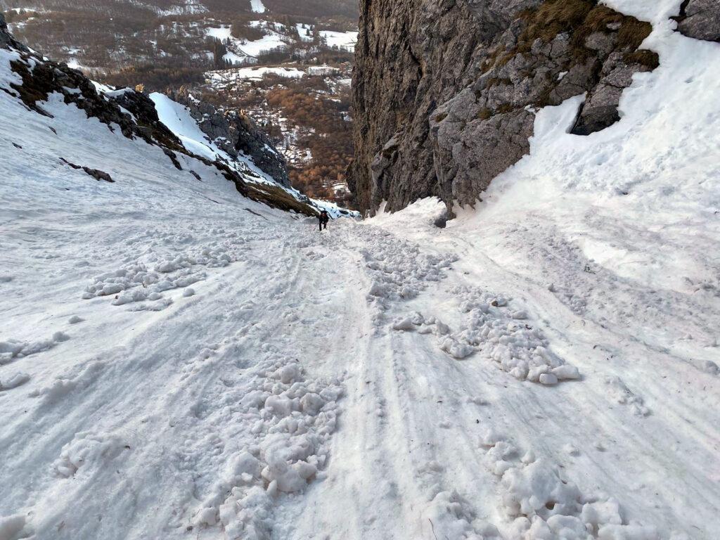 Si esce poi su una parte più larga dove non mancano i segni di qualche piccola slavina