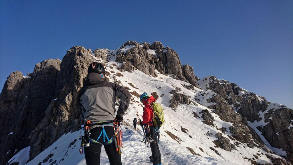 Ed eccoci in cresta, appena sotto la cima. Via gli imbraghi e facciamo un salto su che tanto è ancora presto