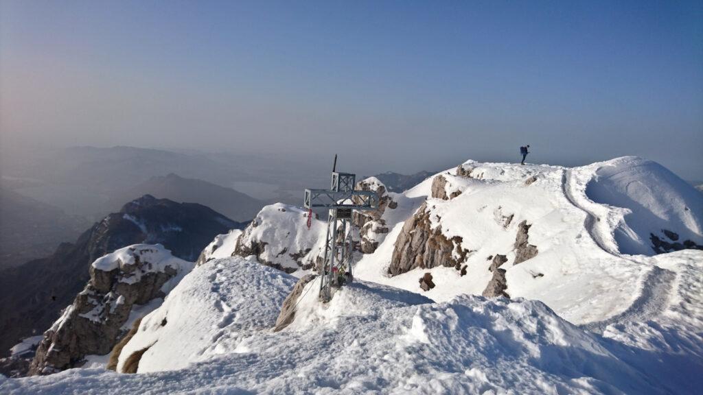 La croce della grignetta bella sgombra. Oggi siamo praticamente solo noi in vetta, almeno a quest&#039;ora