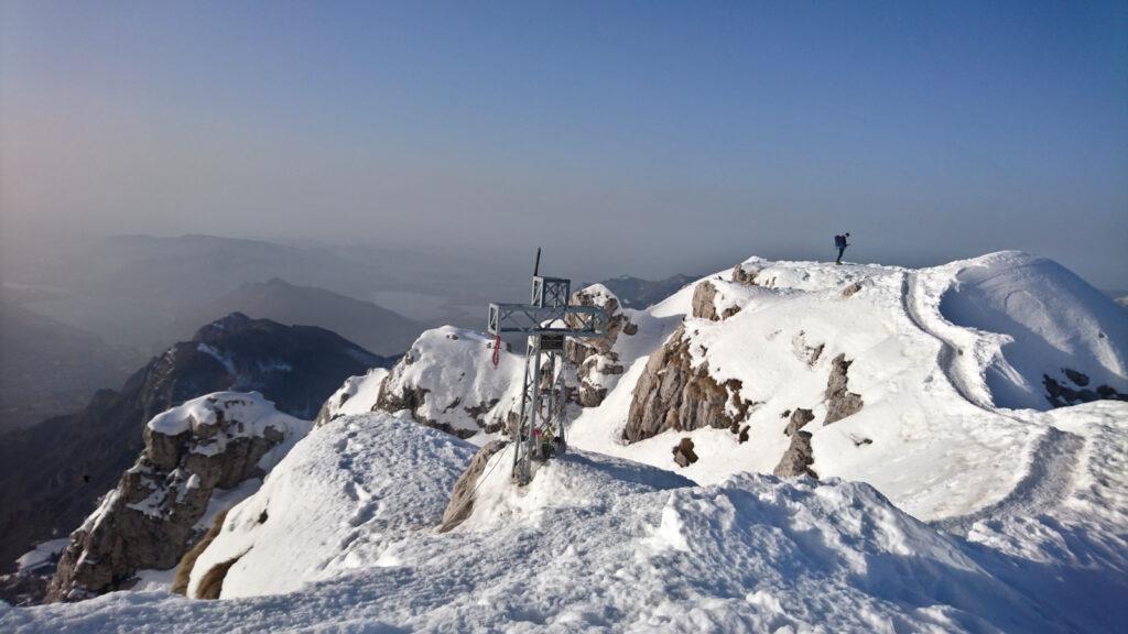 La croce della grignetta bella sgombra. Oggi siamo praticamente solo noi in vetta, almeno a quest'ora