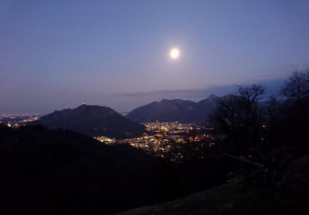 Foto patacca di Lecco fatta dal mio cellulare pacco poco prima che arrivi l'alba