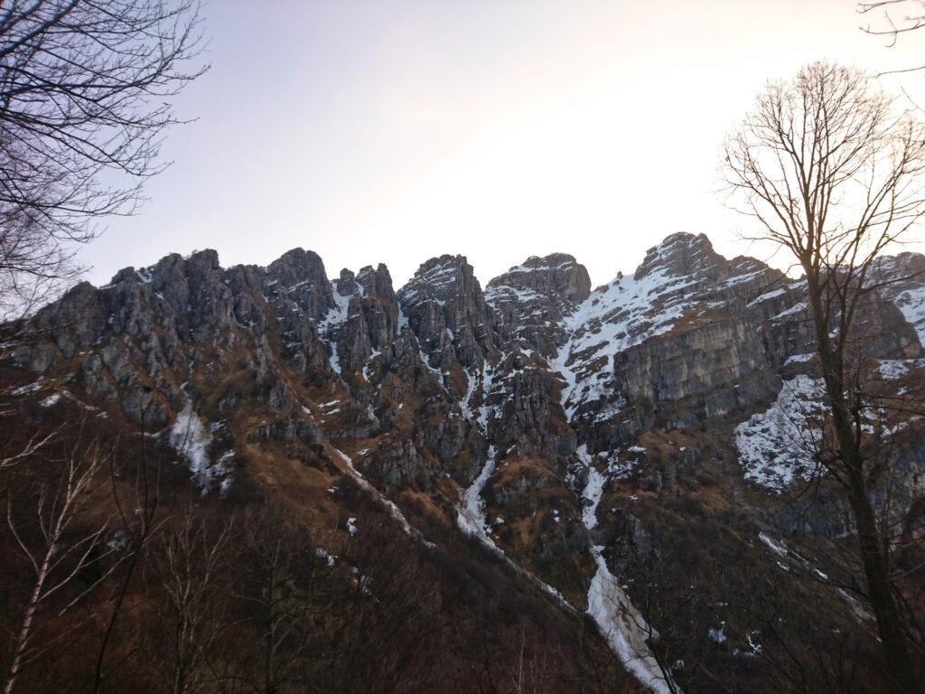 Finalmente dopo lunga camminata siamo in vista del Resegone! Il nostro canale sarà la prima striscia nevosa sulla sinistra