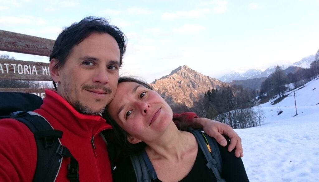 Giunti ai Piani d&#039;Erna facciamo un selfie propiziatorio con il Due Mani sullo sfondo già baciato dal sole
