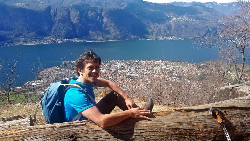 poco prima dello Zucco di Manavello, tronco d&#039;albero con vista su Mandello Lario