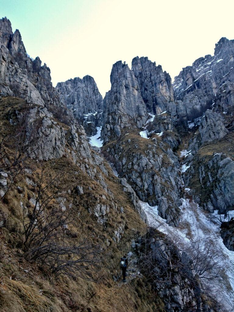 si gira dietro lo spallone e finalmente appare il nostro canale. Si vede già chiaramente il passaggio roccioso nel mezzo