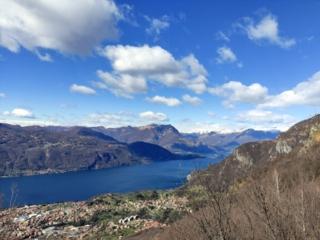 il lago di Como, la vista spazia sino a Bellagio e oltre