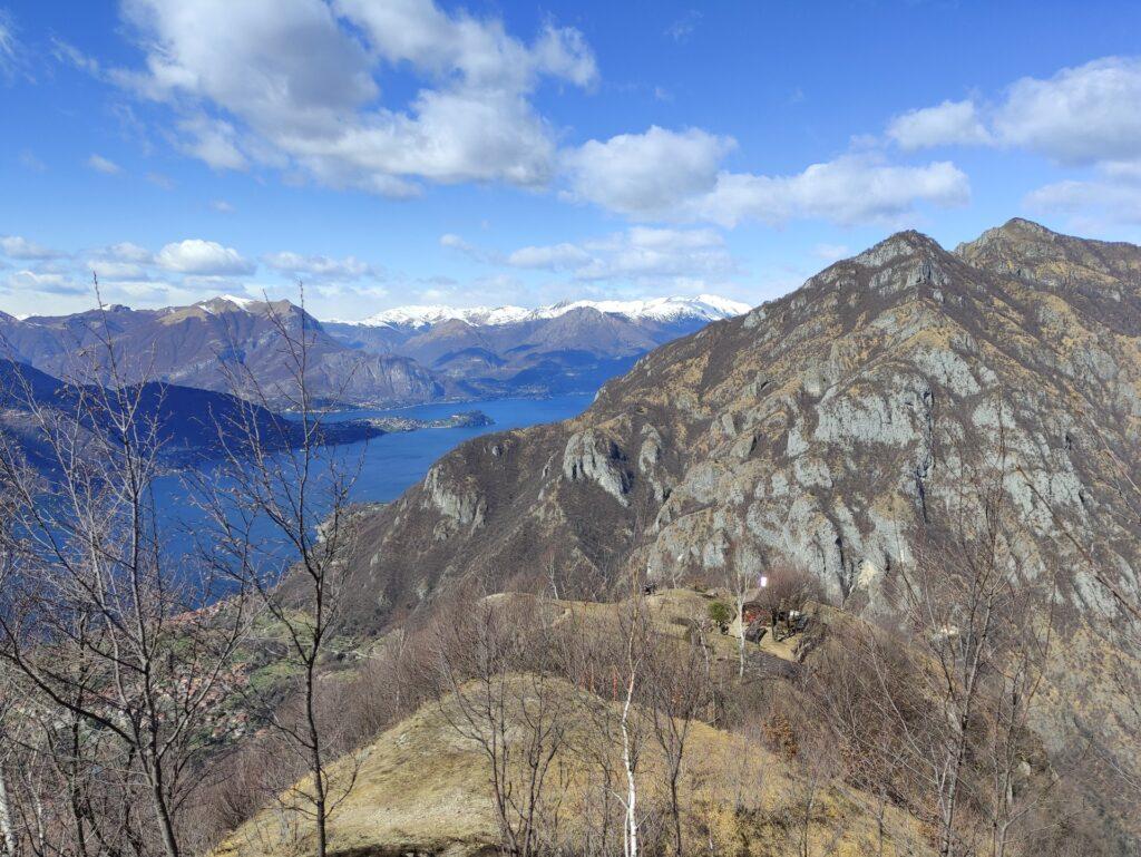 in basso si scorge il Baitello di Manavello