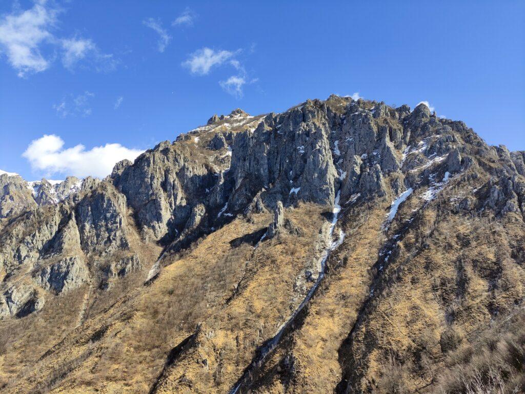 il sentiero sale dapprima su questo versante, infilandosi poi in cresta sulle roccette