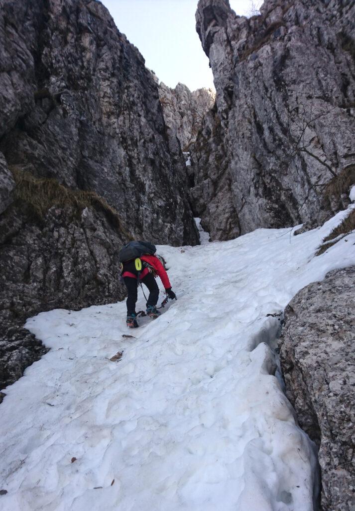 Dritto di fronte a noi il punto chiave del canale, composto da 3 risaltini successivi su camino roccioso