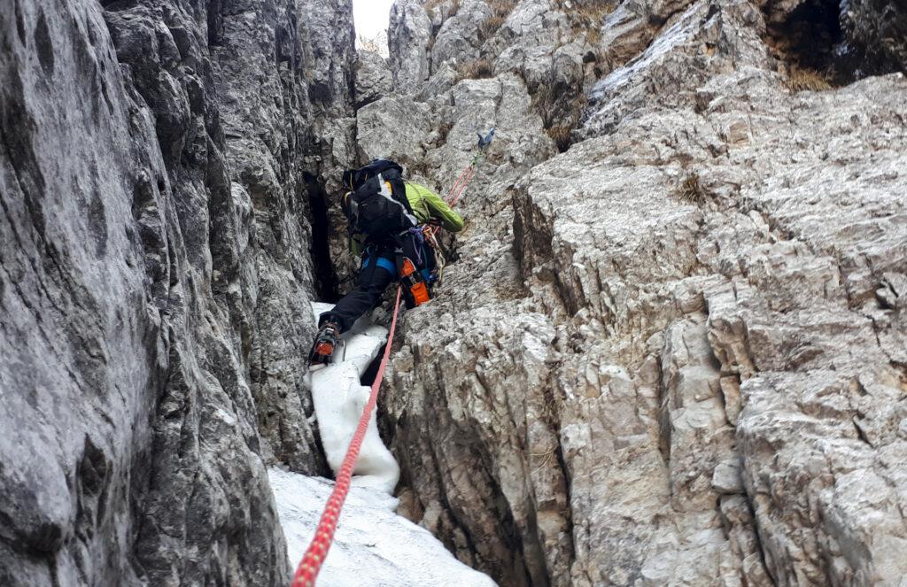 Attacco le difficoltà....fin qua tutto bene a parte la roccia che si sfalda in mano. Il problema reale arriverà nella rimonta successiva ma non abbiamo la foto