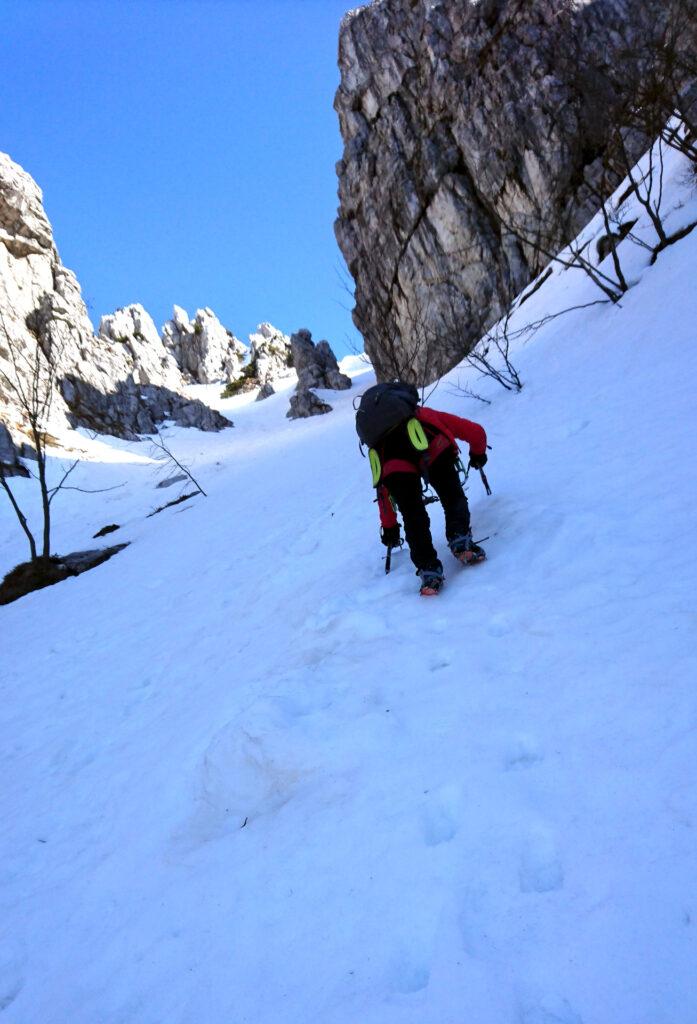 Superato il salto roccioso il canale procede lineare, con pendenze in media sui 45°