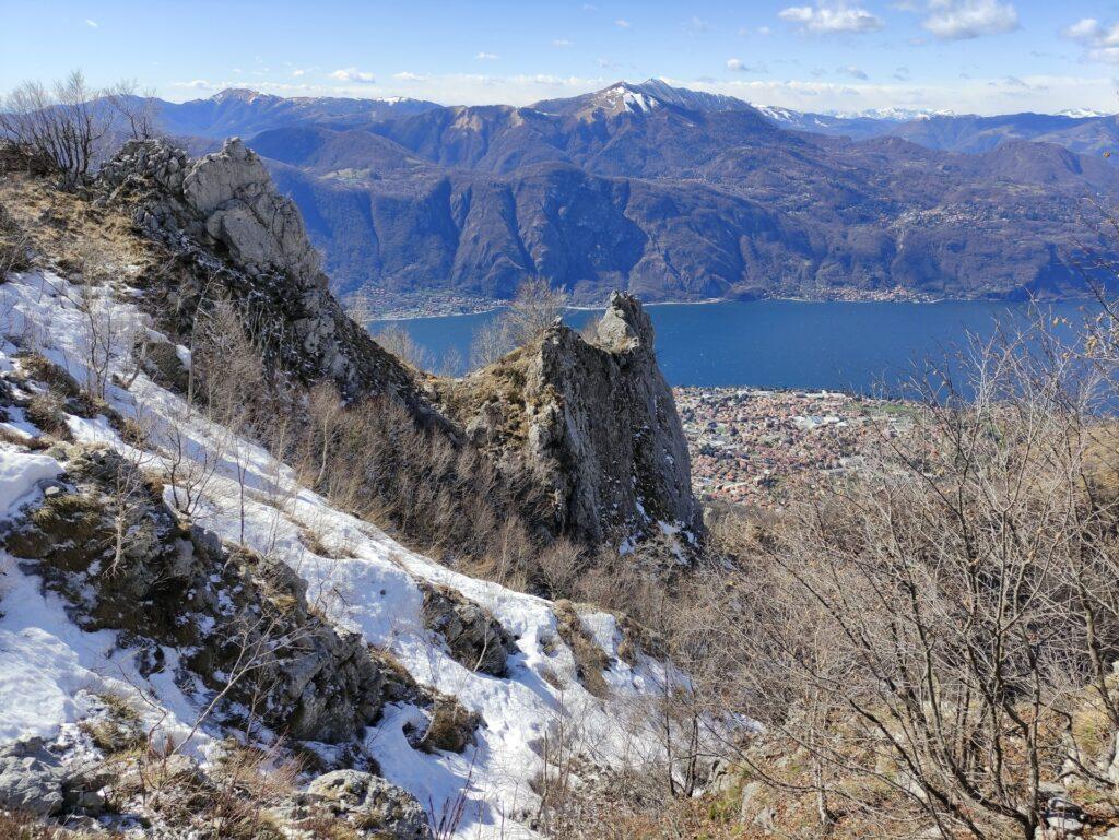 lungo il versante settentrionale dello Zucco Pertusio c'è ancora qualche traccia di neve e ghiaccio, che va attraversata