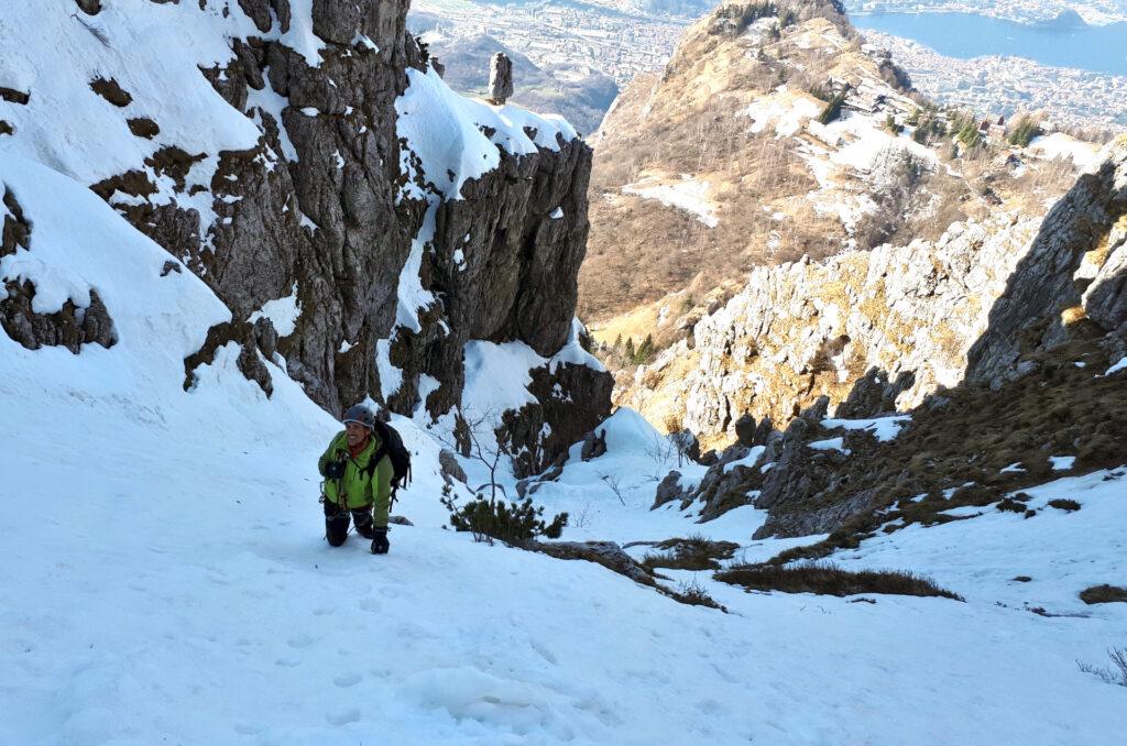 faccia da culo a monte del tratto roccioso con il bel panorama sullo sfondo