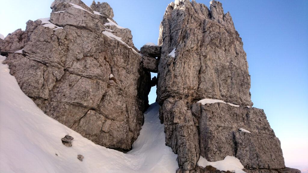 Bellissima finestra nella roccia con sasso incastrato subito alla destra della nostra uscita dal canale