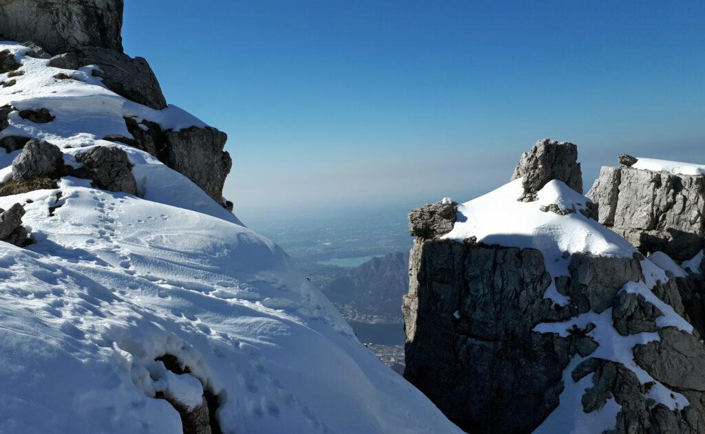 Cresta! Tra le rocce scorgiamo il panorama dei laghi