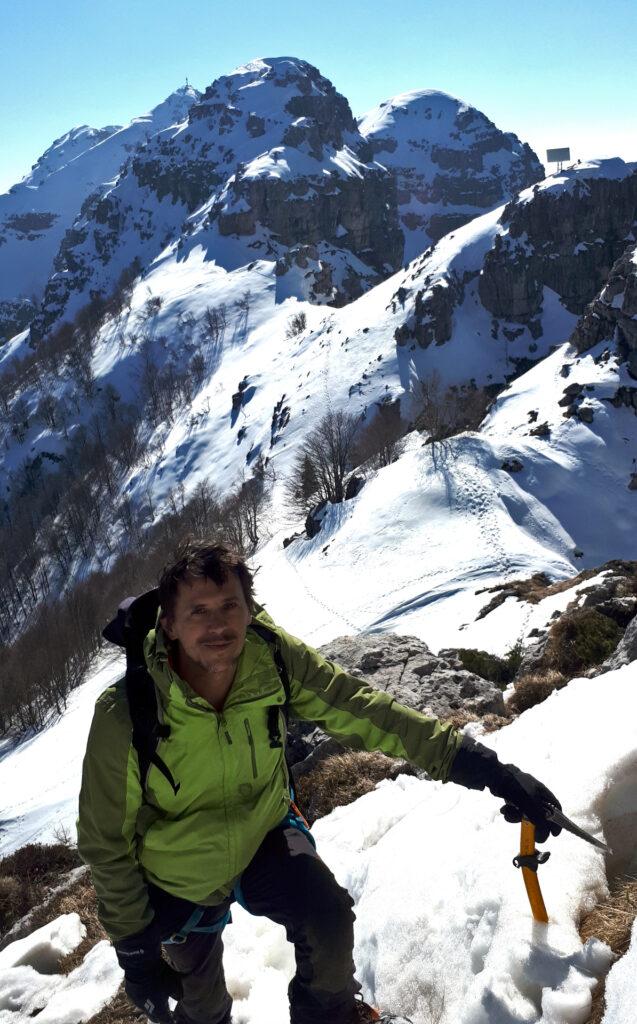 Lungo il sentiero delle creste con le cime del Resegone sullo sfondo