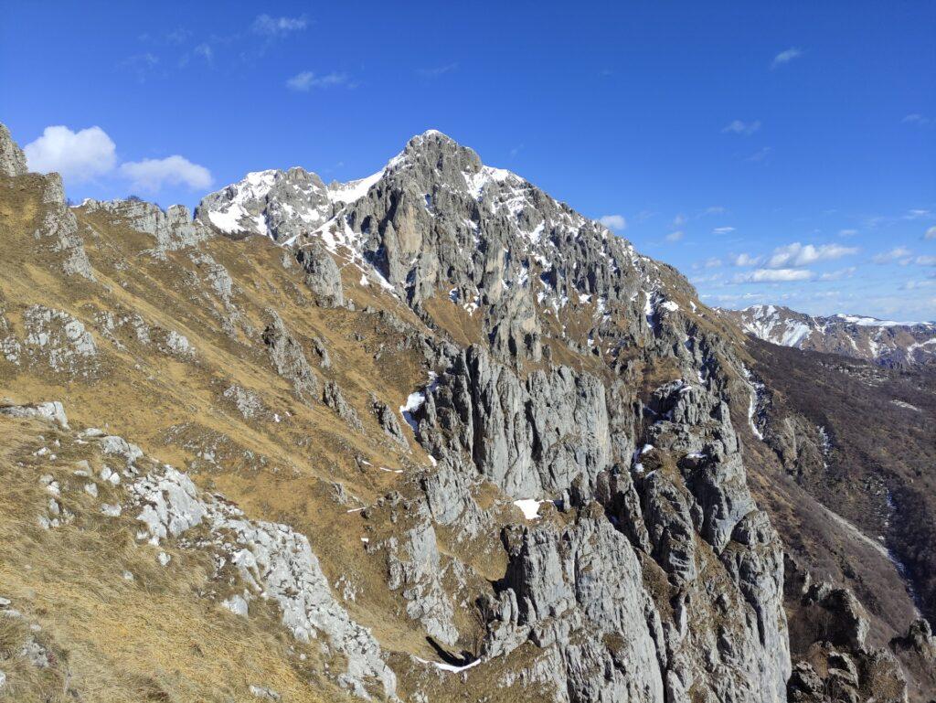 lontano lontano il Rosalba e ben visibile la torre Cecilia