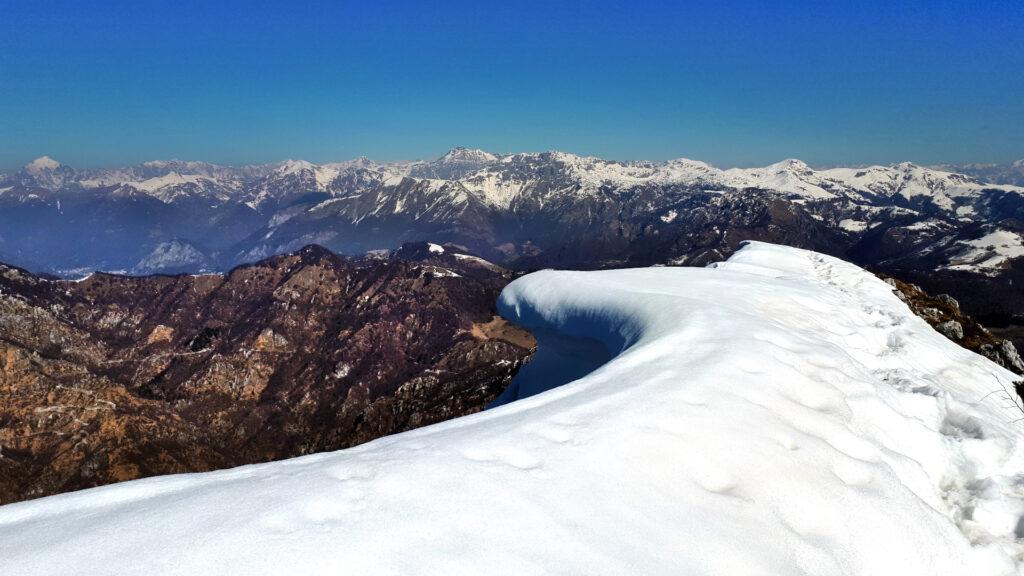 meringhe lungo la discesa e un panorama da brividi