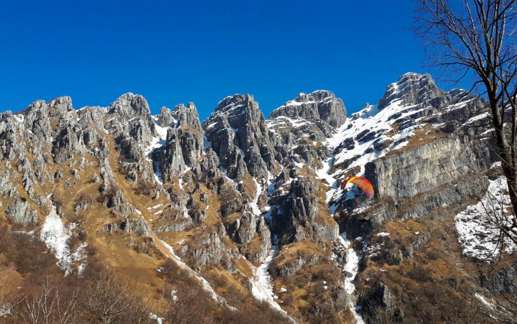 Siamo tornati al punto della foto del mattino. Nel frattempo è apparso un tizio col parapendio che ci regala un po' di colore per la foto del pomeriggio ;)