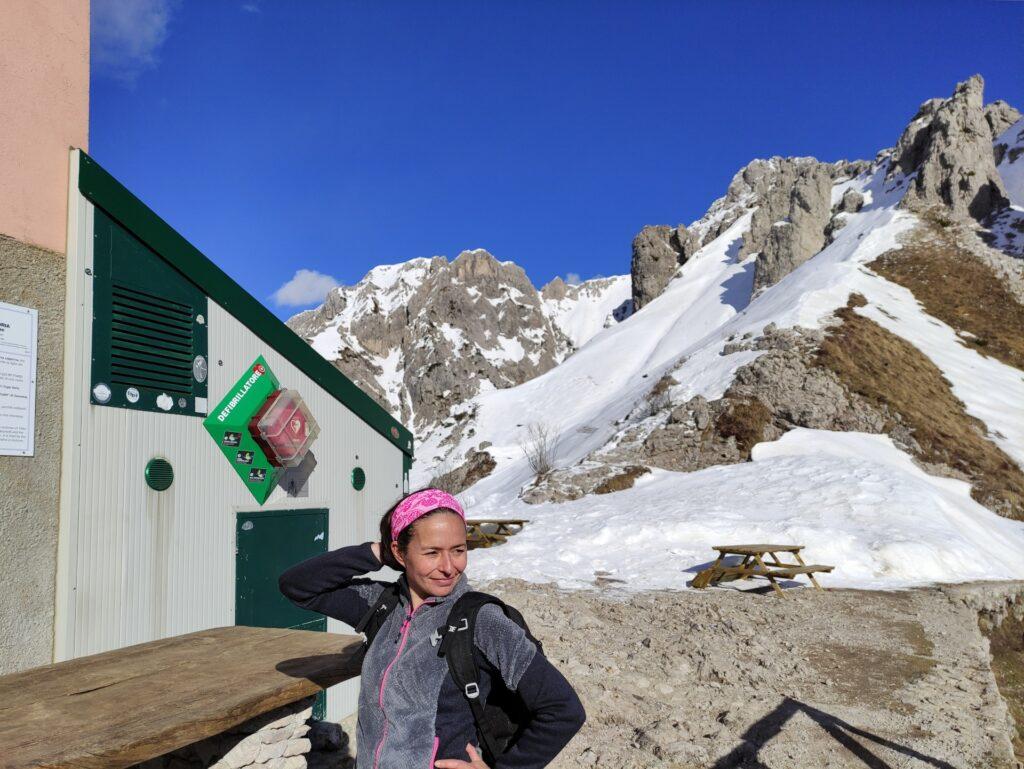 dal Rosalba in su c'è ancora parecchia neve: per noi comincia l'eterna discesa