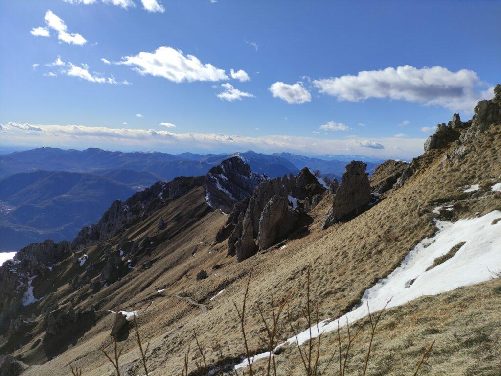 il sentiero scende aggirando la cresta rocciosa, per poi riportarsi sul versante di Mandello Lario