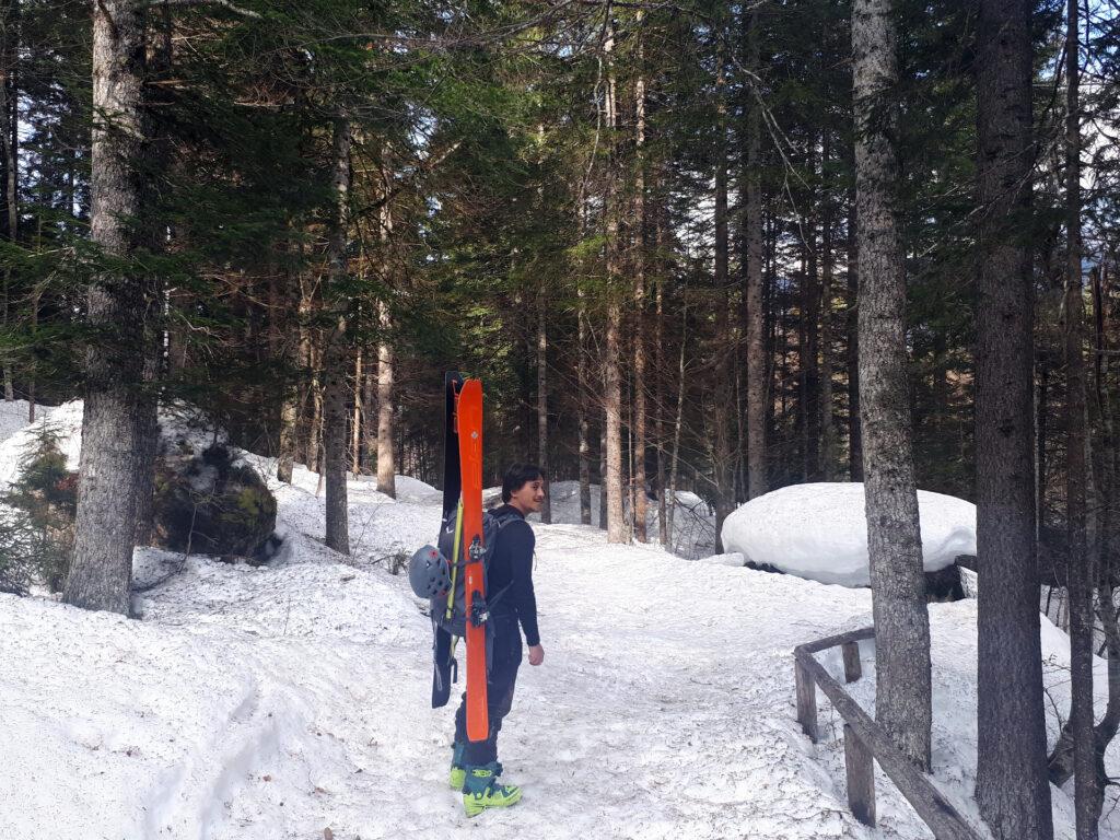 il nostro scialpinista pronto a spallare, ma fortunatamente per poco