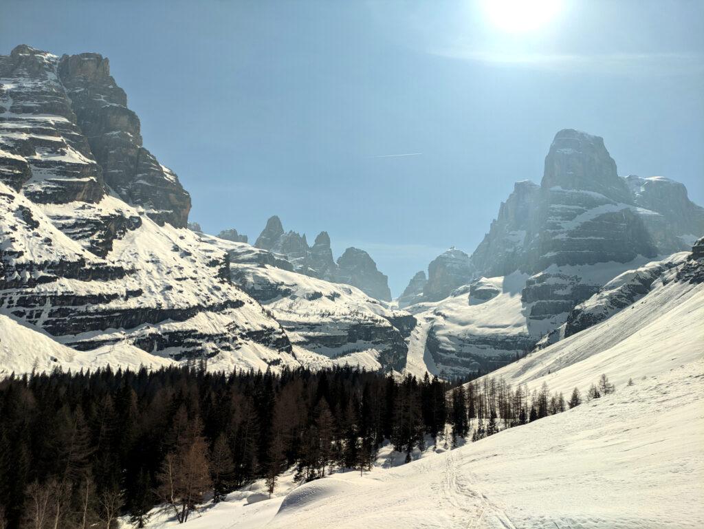 più ci si addentra nella valle più lo skyline diventa eccezionale: non c'è una nuvola