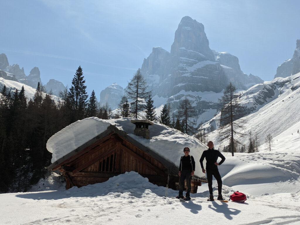 sulla sinistra, perdendo qualche decina di metri, intercettiamo la baita di Brenta Alta che... beh, è uno spettacolo!