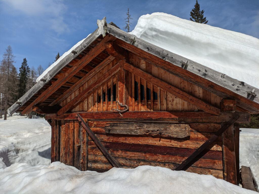 la baita di Brenta Alta è in realtà un bivacco, di quelli che "ciao", bellissimo e funzionale