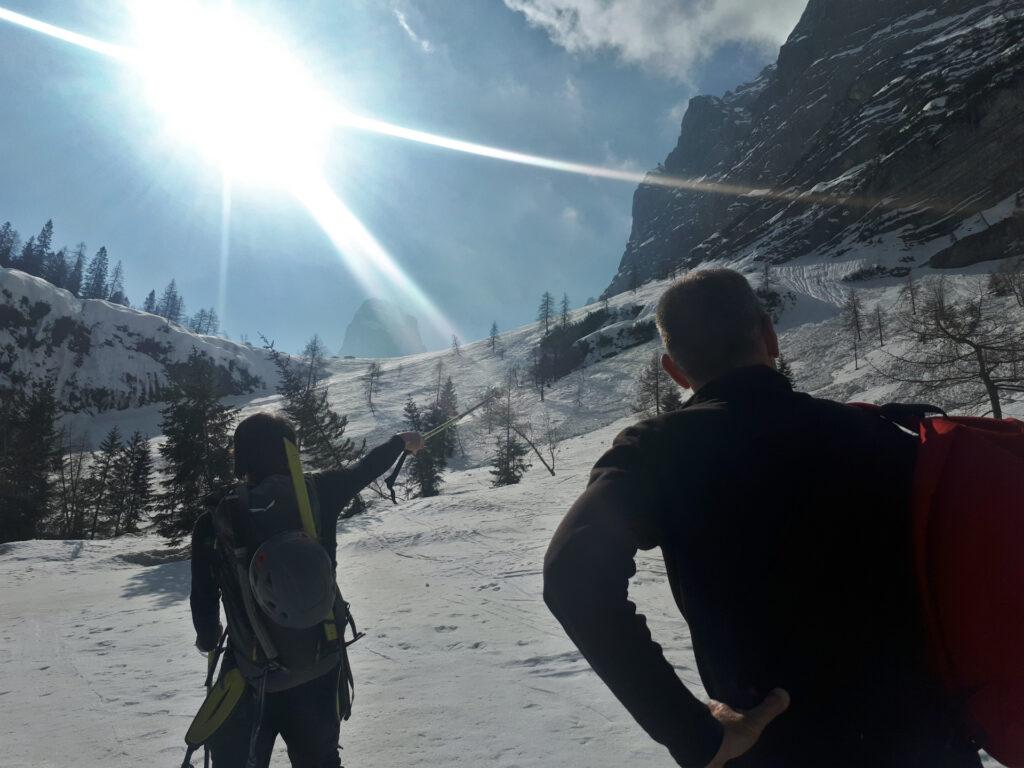 la traccia invernale non ricalca quella estiva, superato il bosco bisogna puntare allo scivolo di fronte a noi