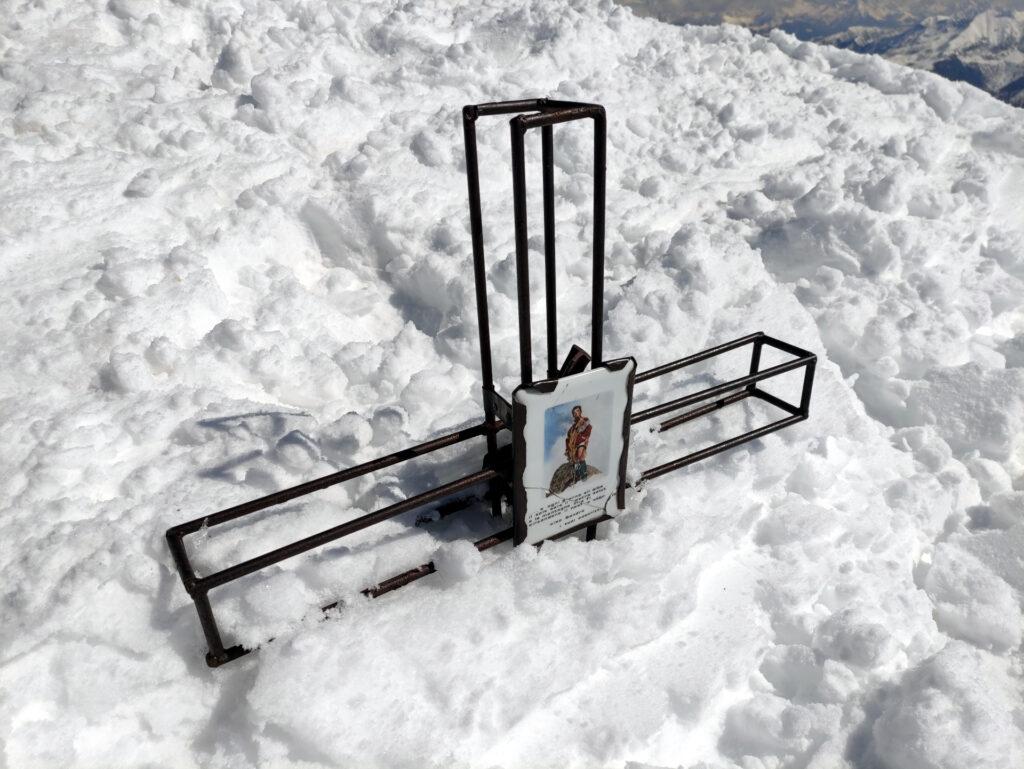 la croce del Piz Mellasc quasi sommersa dalla neve