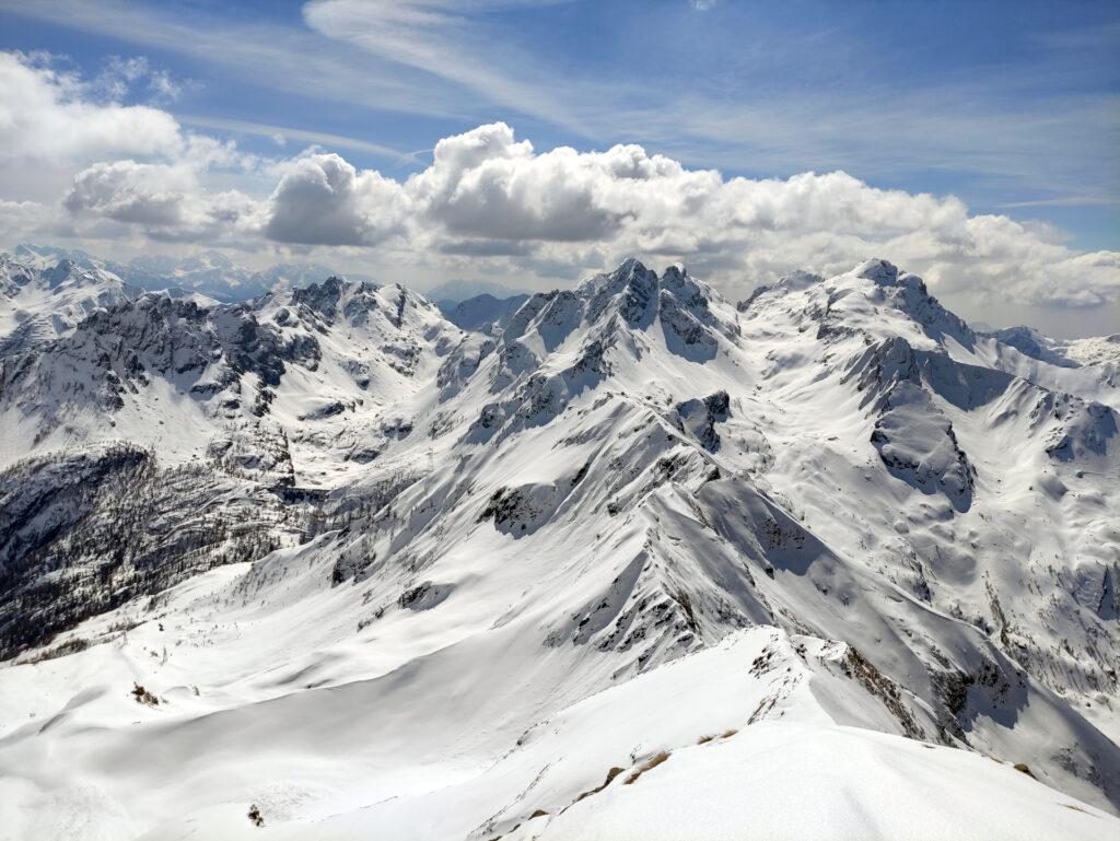 tre signori e trona in grande spolvero davanti a noi, che bellezza!