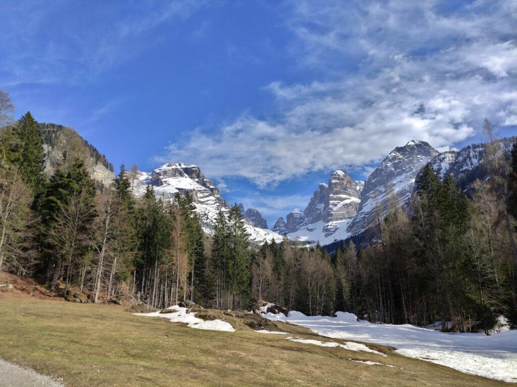 Vista della Val Brenta risalendo verso Vallesinella