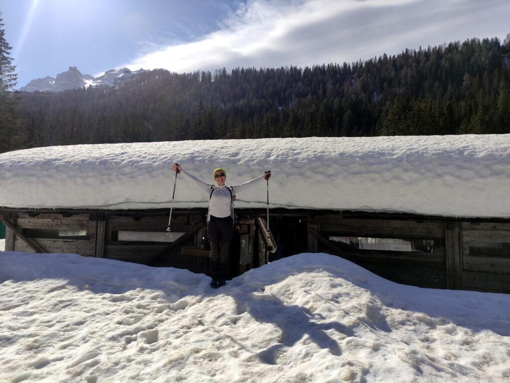 Erica di fronte alla tettoia di inizio dei sentieri ancora del tutto coperta di neve