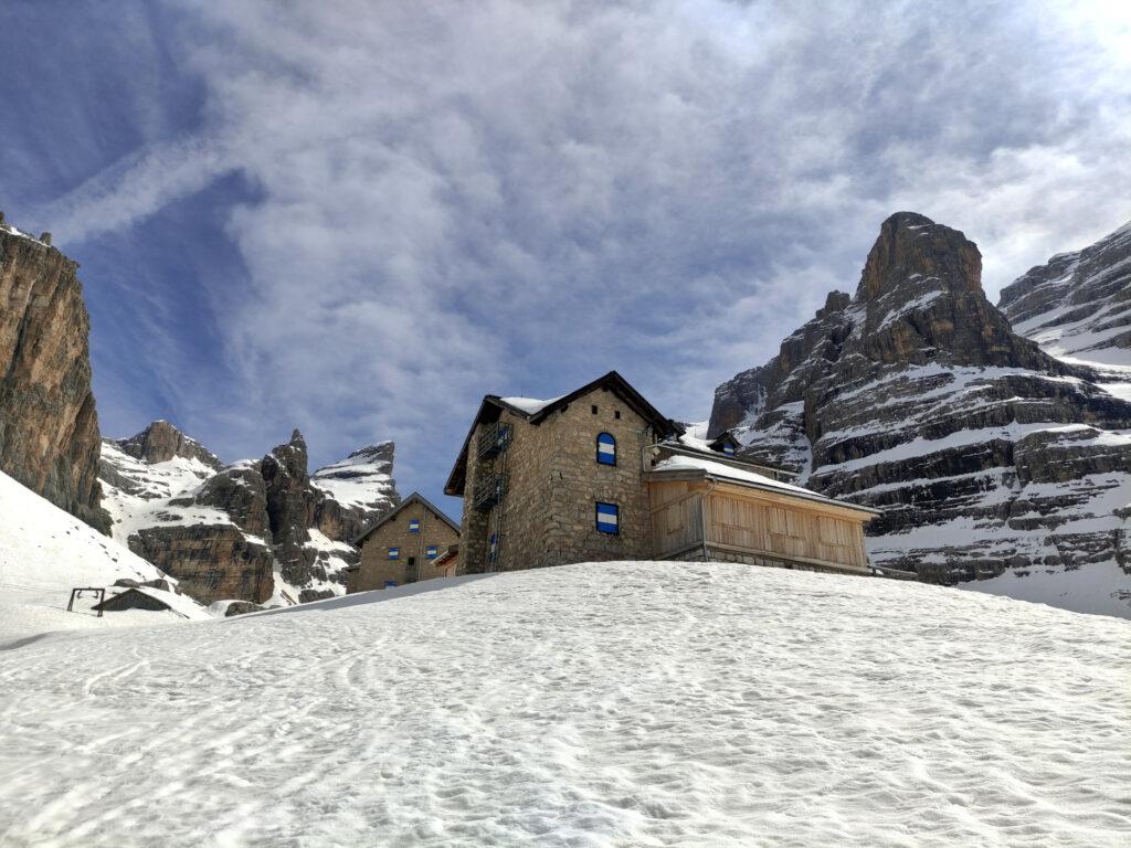 Il rifugio Tuckett nel suo magico contesto