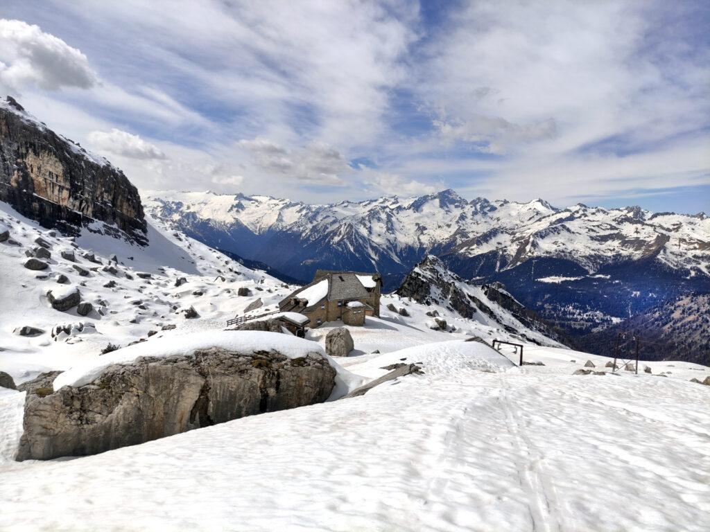 Vista del Tuckett da poco a monte con la Presanella che troneggia sullo sfondo