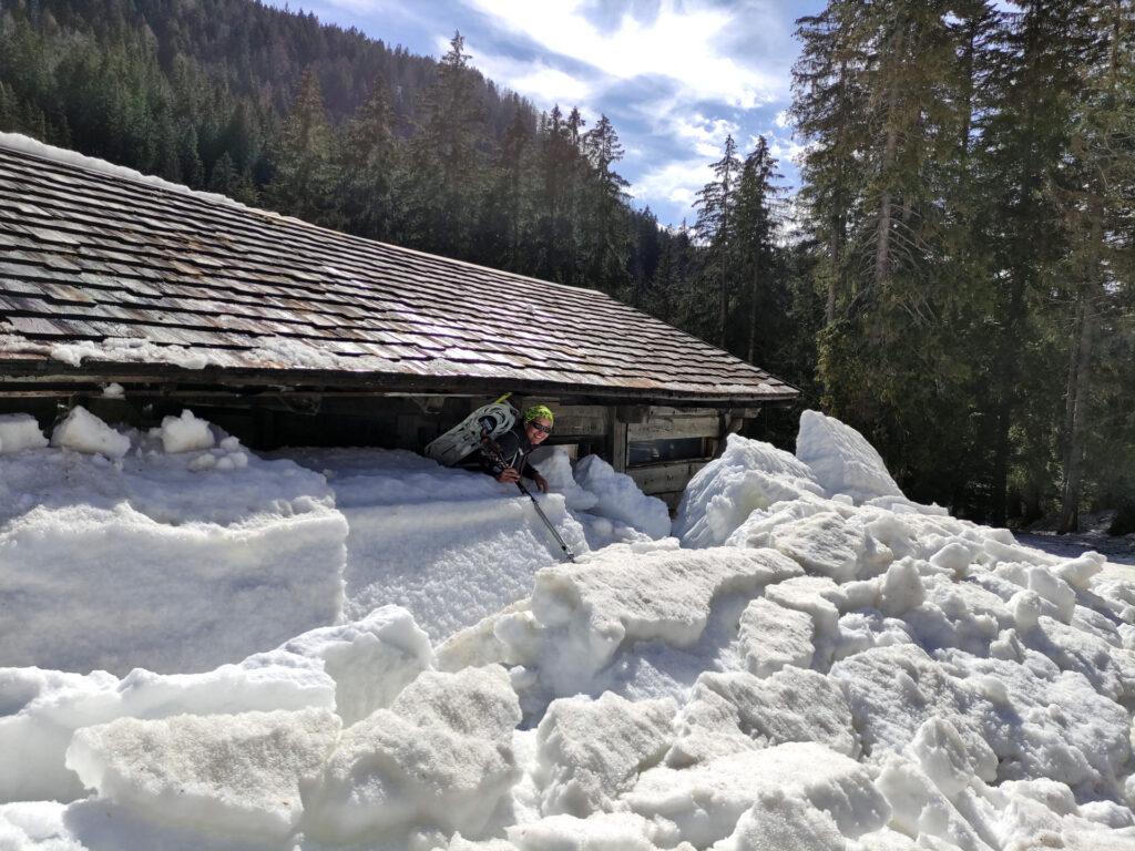 Al termine della discesa rieccoci a Vallesinella. Nel frattempo è crollata tutta la neve che era sul tetto!