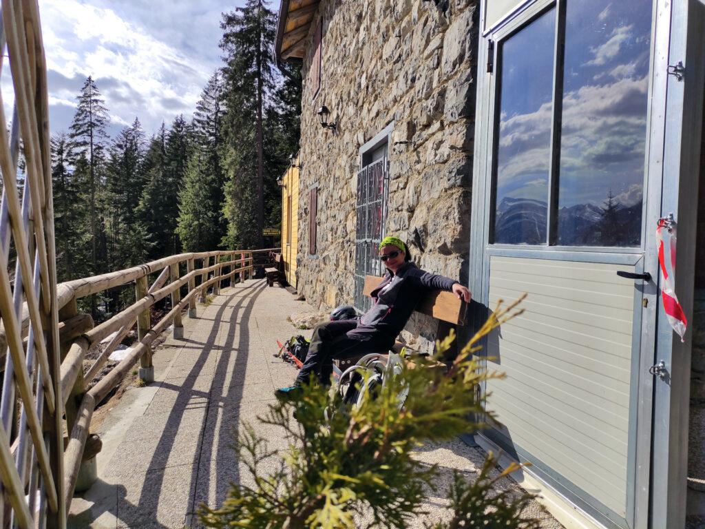 Erica si riposa sulla panca del Rifugio Cascate