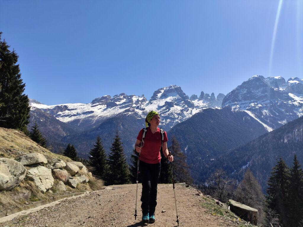 la prima parte di camminata si svolge su comoda sterrata