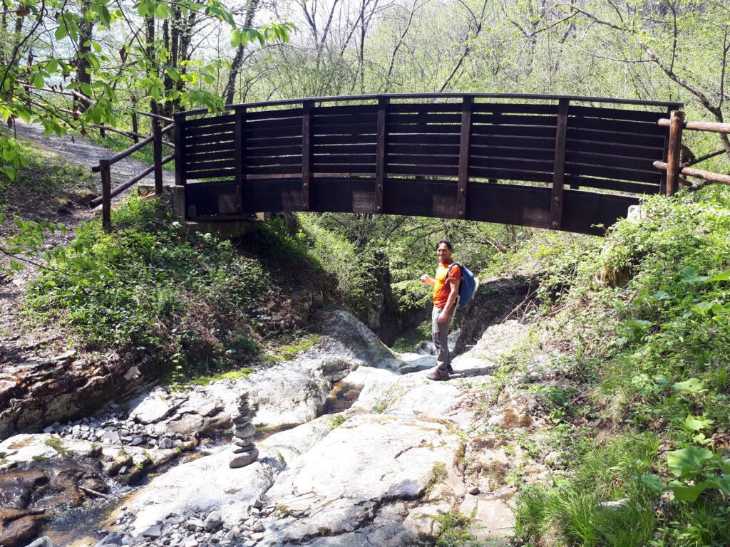 il ponticello che scavalca il torrente e la forra, raggiungibile con il percorso B