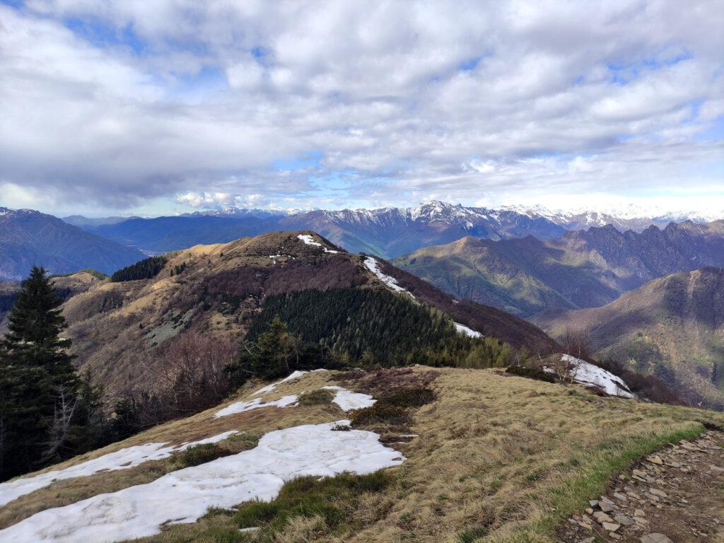 Guardando indietro si vede bene il Pizzo Pernice con la sua cresta erbosa, che seguiremo al ritorno