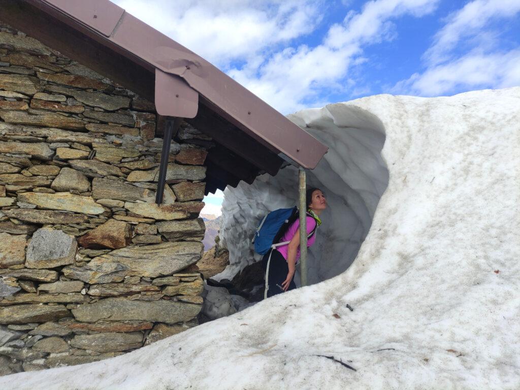 Erica gioca con la neve residua accanto al bivacco che si incontra prima di Pian Cavallone