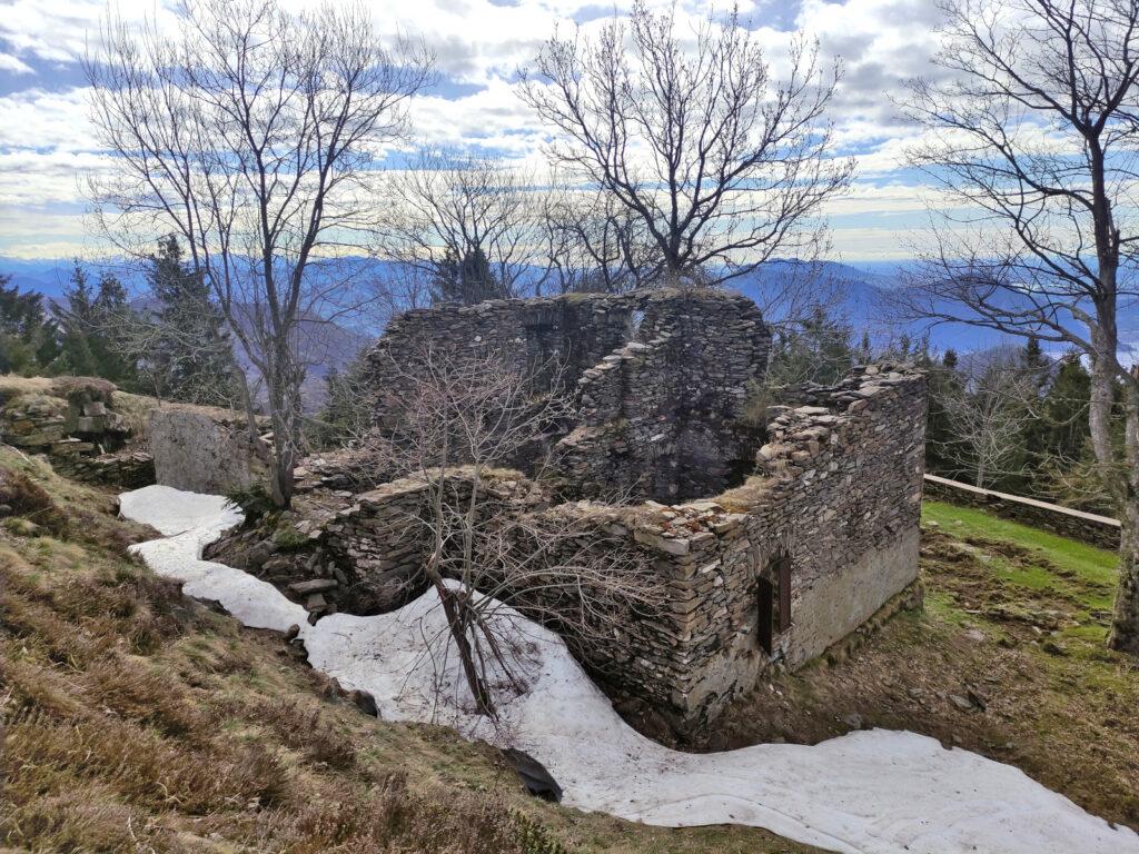 Rudere accanto al bivacco